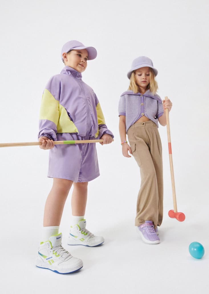 Dziewczynka i chłopiec w obuwiu sportowym Reebok i Champion