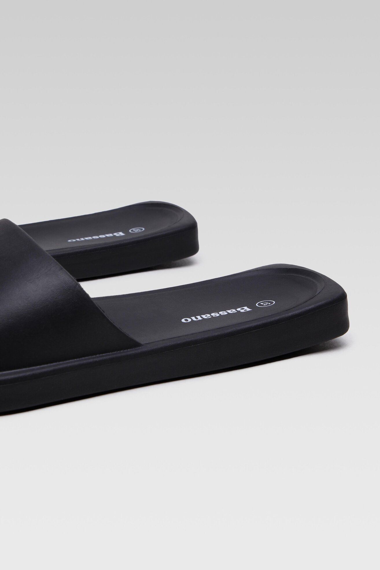 Klapki basenowe Bassano P1047044 Czarny