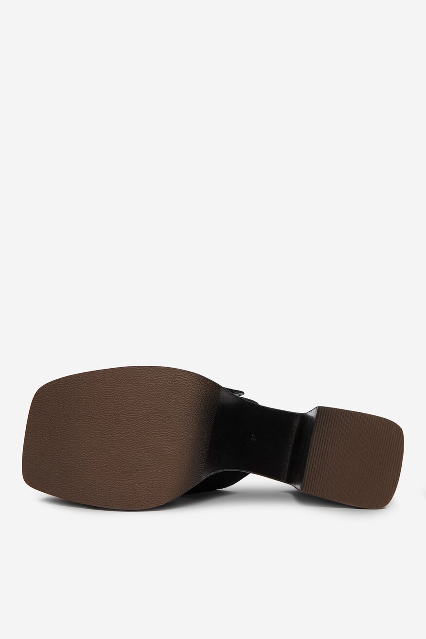 
                GUESS JEANS - Klapki skórzane - 5907964071730