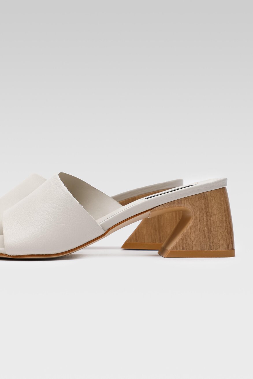 
                Gino Rossi - Skórzane klapki na obcasie - 5904248566944