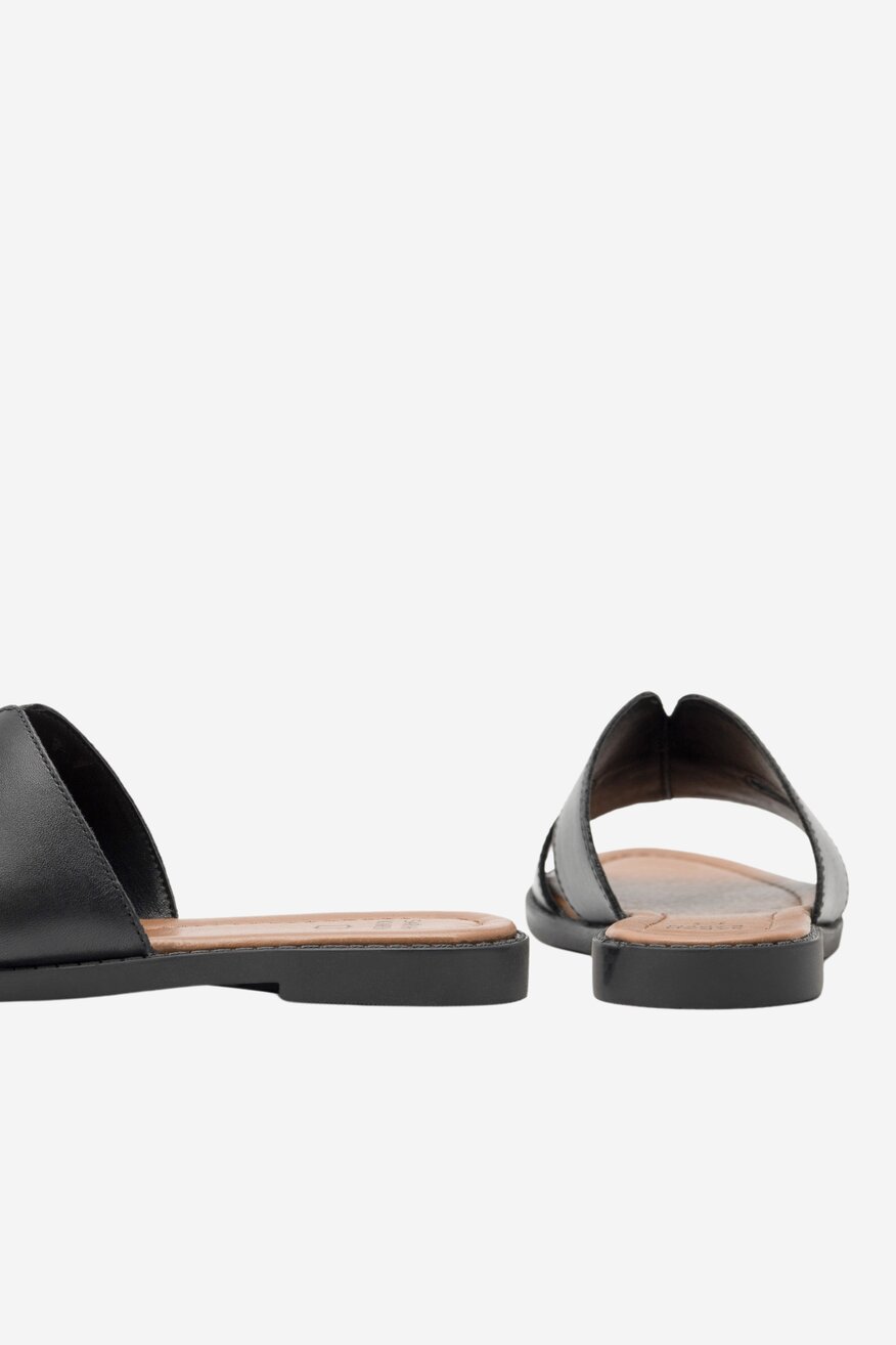 Sarah Karen - Skórzane klapki czarne - 5904862808697
