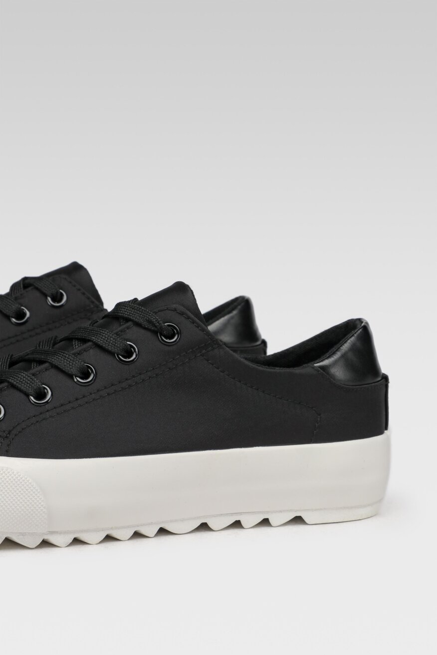 
                Jenny Fairy - Sneakersy czarne sznurowane - 5903698577555