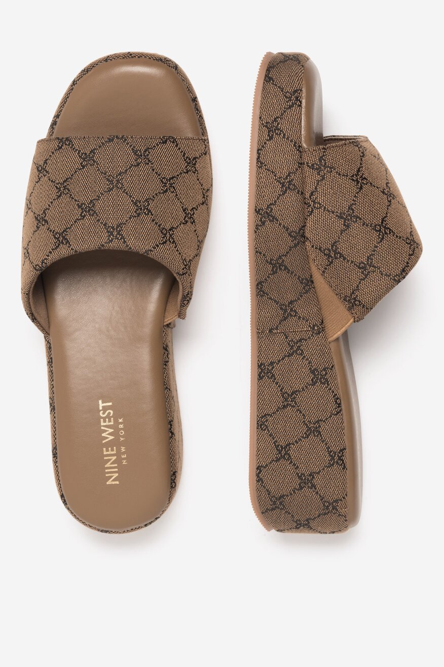 
                NINE WEST - Klapki na koturnie - 5905588650973