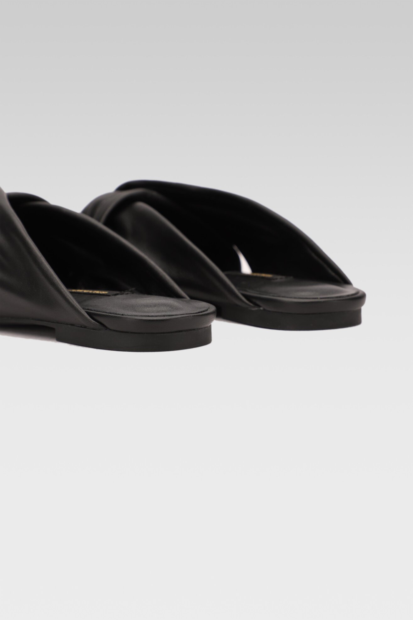 Klapki Gino Rossi V200-19-1 Czarny