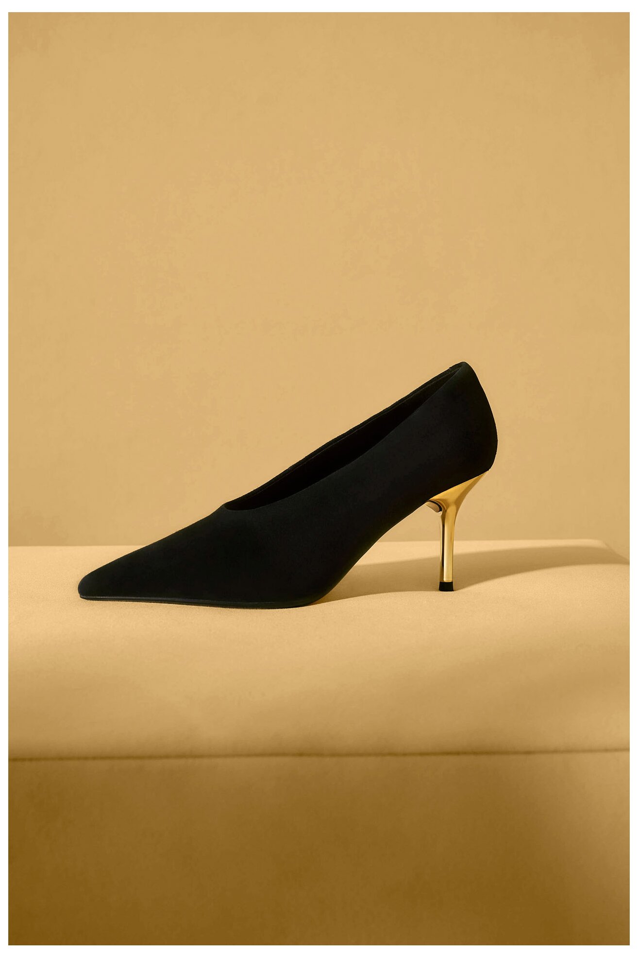 Cipele na štiklu Gino Rossi LILIAN-526-1. CRNA