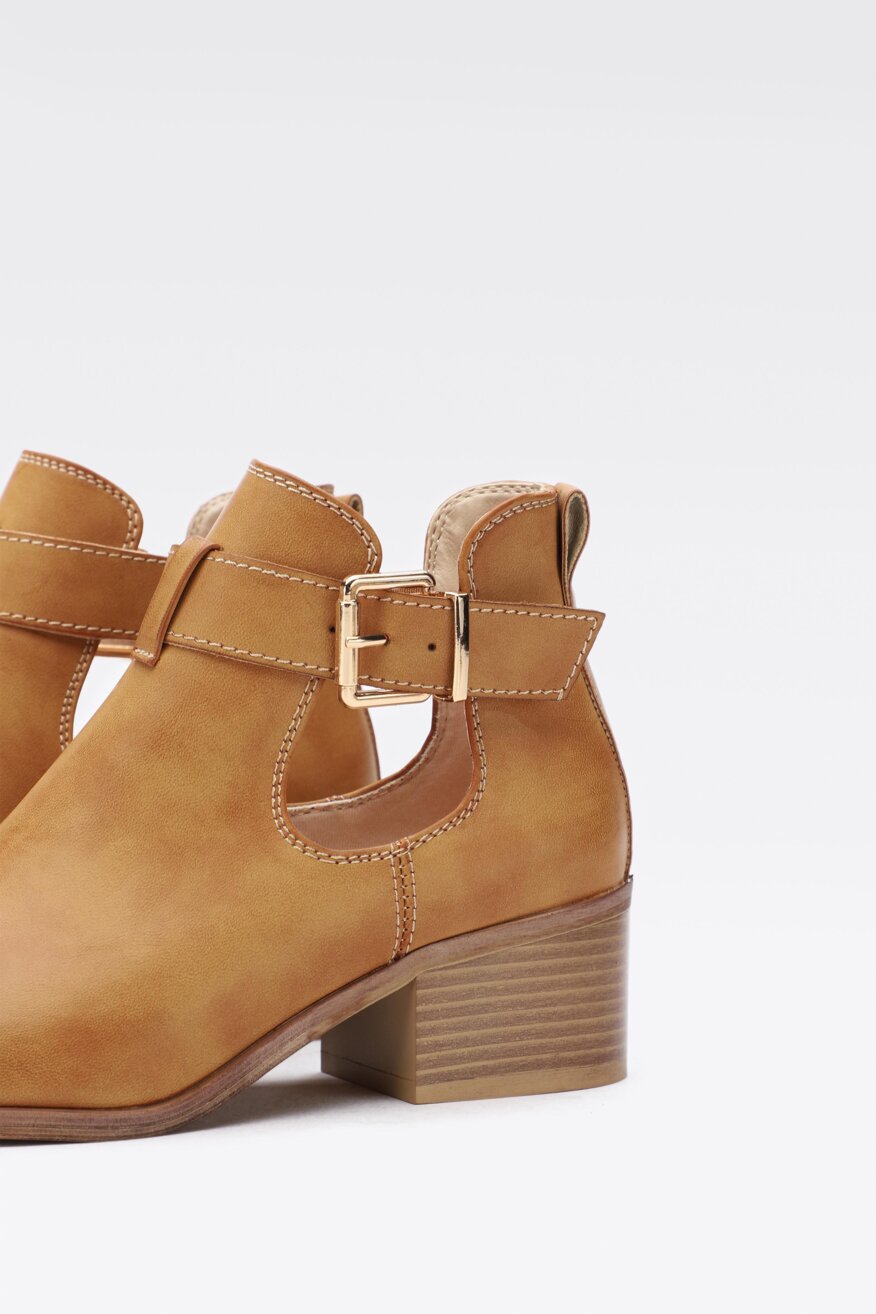 Jenny Fairy - Botki na obcasie z wycięciami - 5903698285375