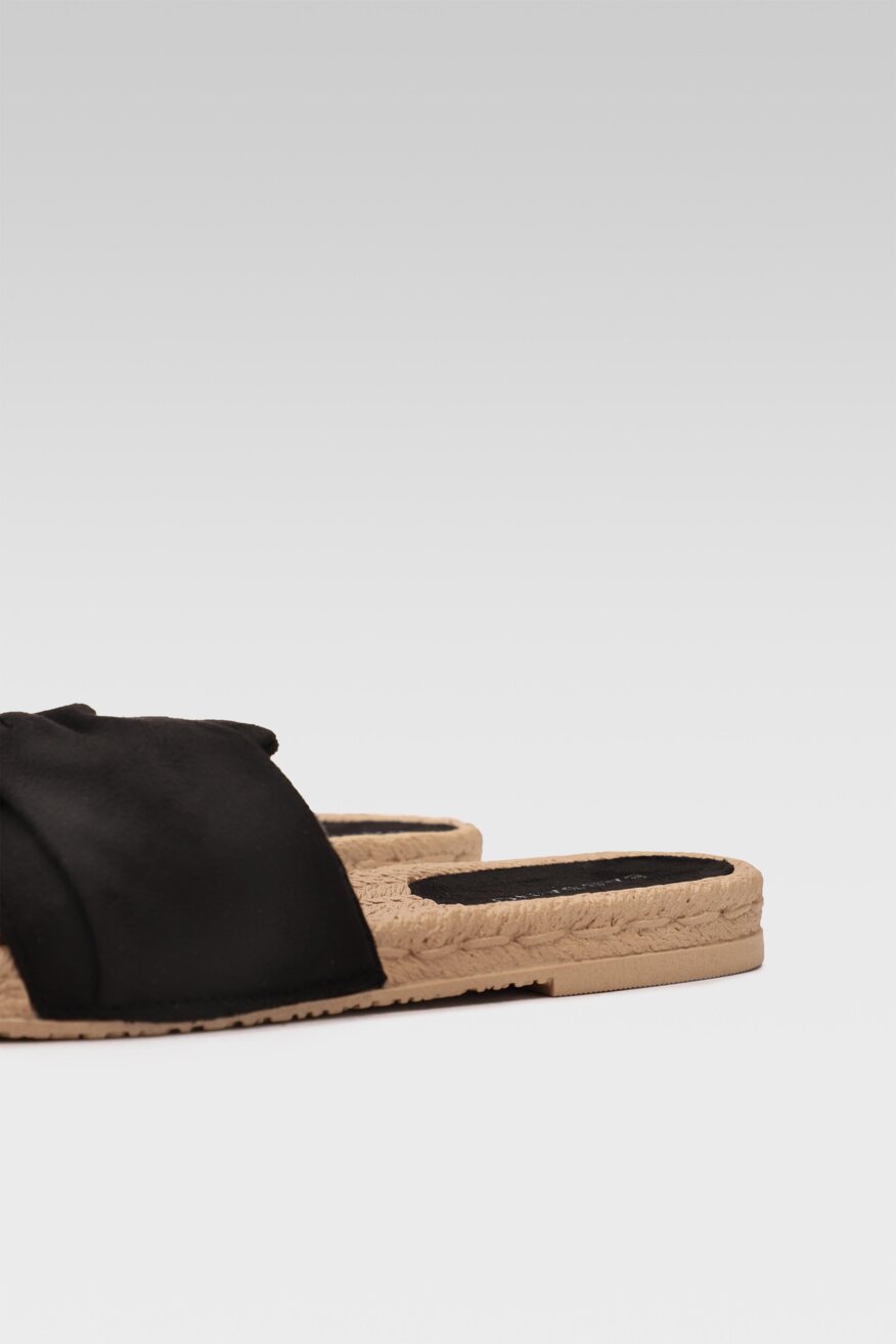 
                Bassano - Klapki czarne - 5903698465296