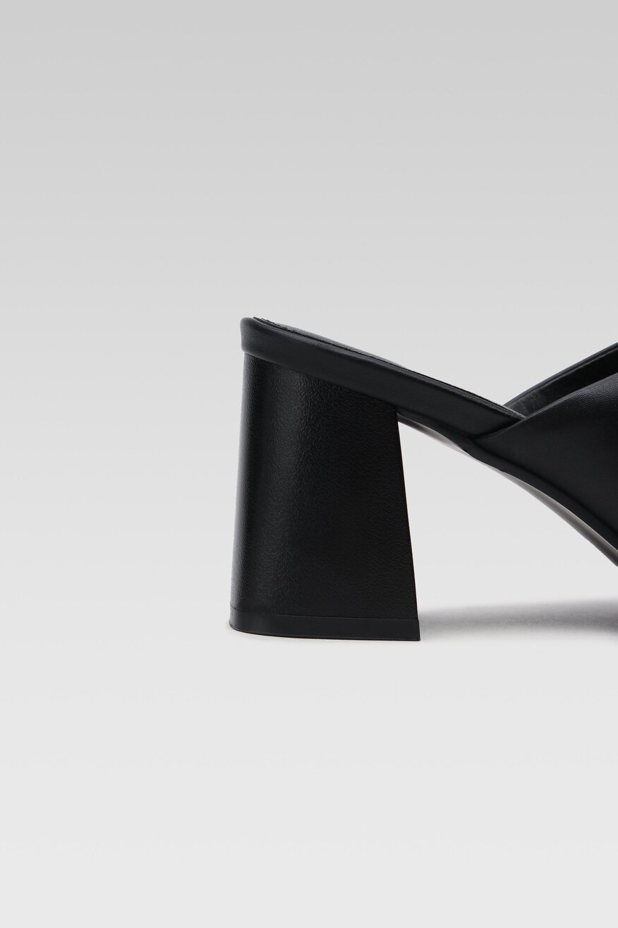 
                Sergio Bardi - Skórzane klapki czarne - 5904862579368