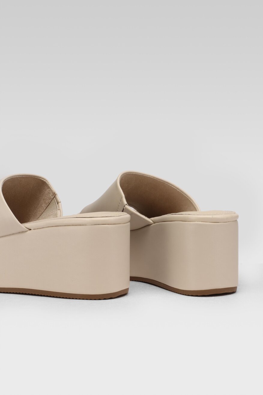 
                Jenny Fairy - Klapki na koturnie z platformą pastelowe - 5903698707587