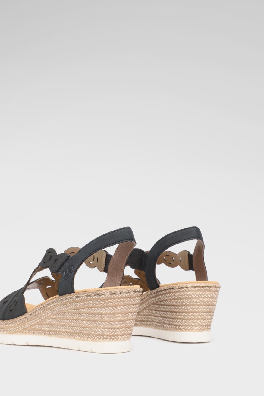 Rieker - Sandały na koturnie z platformą granatowe - 5903698627267