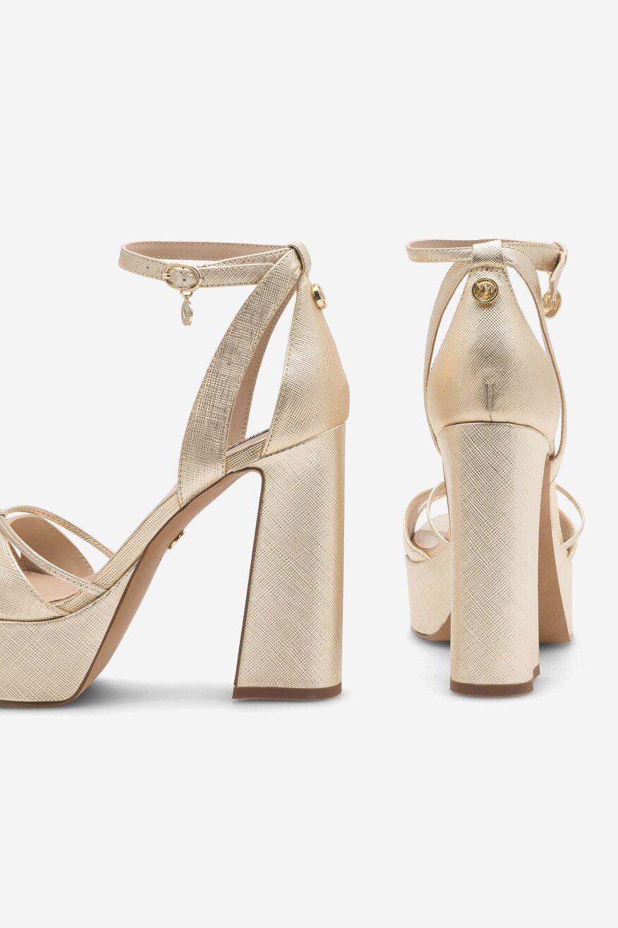 
                NINE WEST - Sandały na słupku - 5905588148180