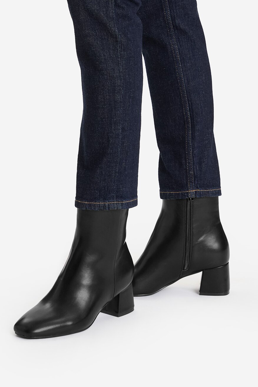 
                Kratke čizme Jenny CRNA - 5906751384497