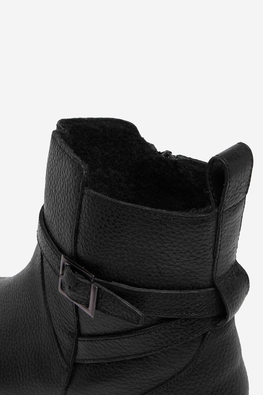 
                Kratke čizme Lasocki CRNA - 5906751325780