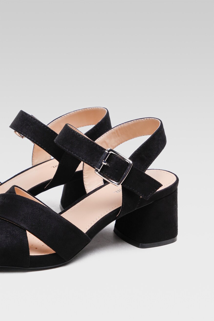 
                Clara Barson - Sandały czarne ze sprzączką - 5904248304720