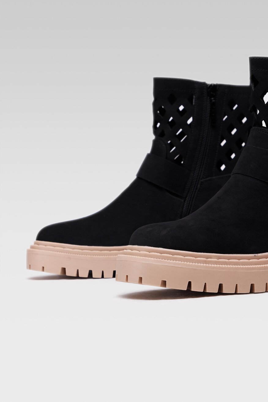 
                Quazi - Botki ażurowe czarne - 5904248270568