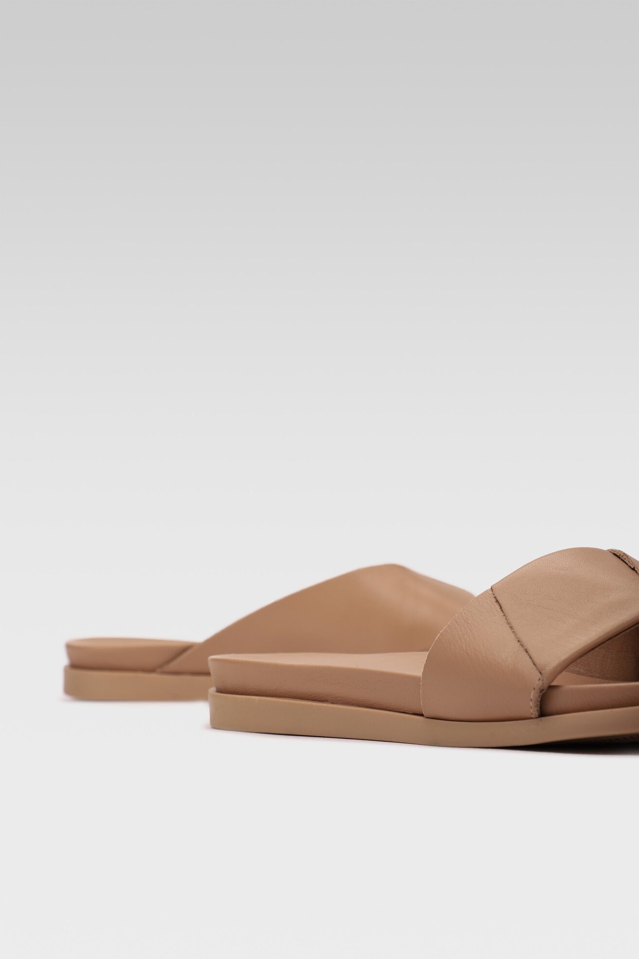 Klapki Gino Rossi 17707 Beżowy