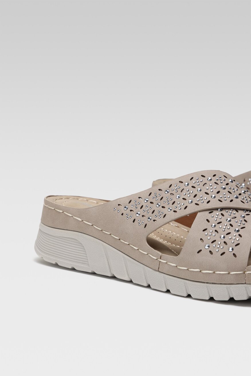 
                Clara Barson - Klapki na koturnie - 5904862663166