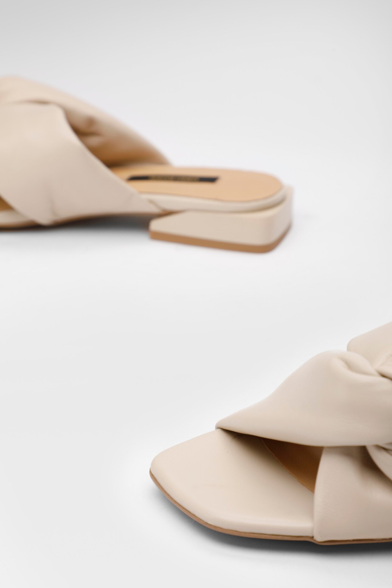 Klapki Gino Rossi 17101 Beżowy