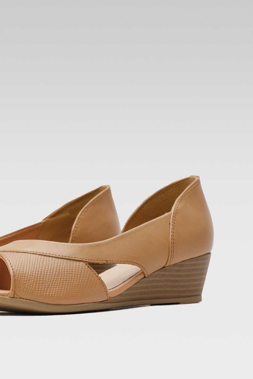 
                Lasocki - Sandały skórzane na koturnie - 5904248738105