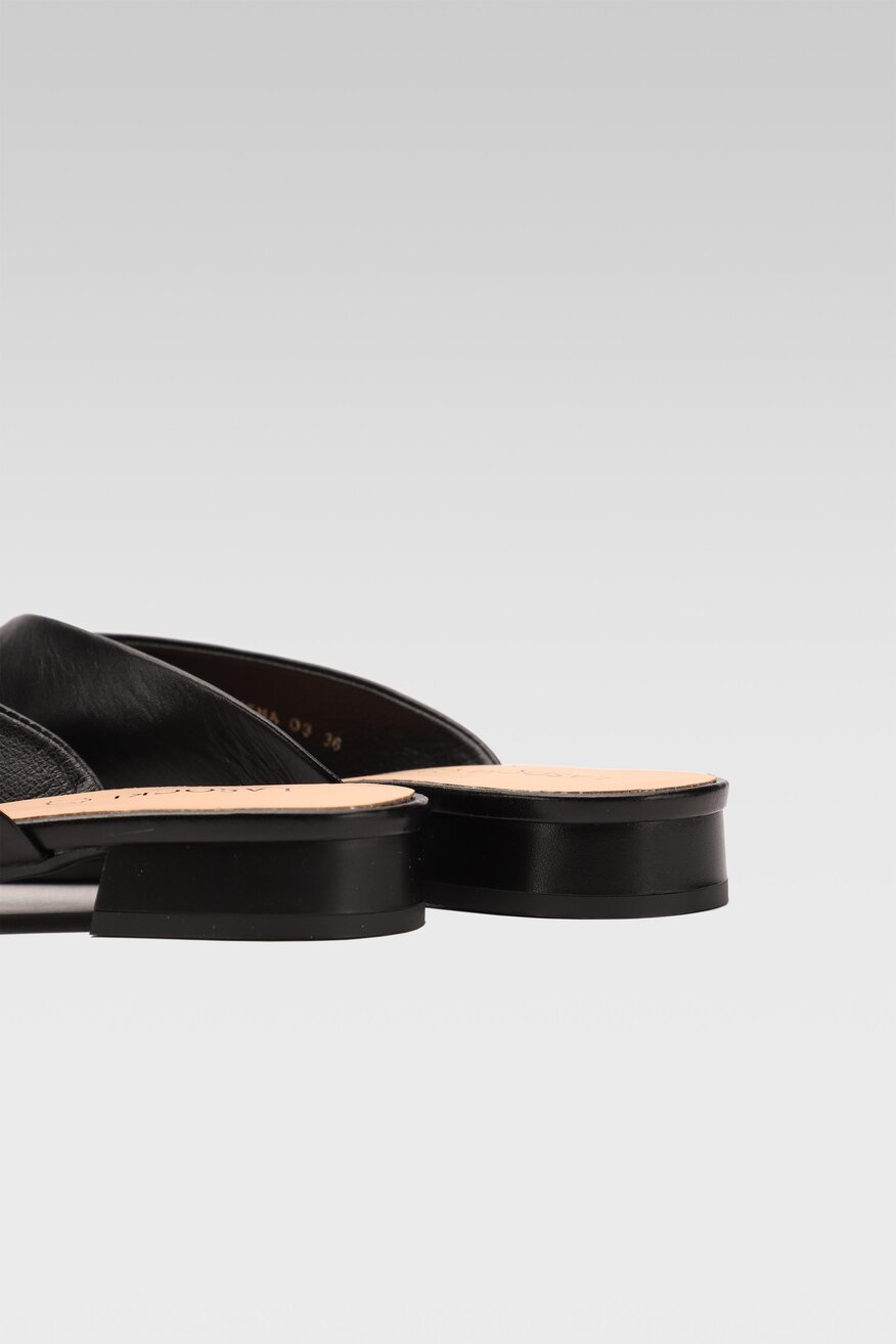 
                Lasocki - Skórzane klapki mule - 5903698654195