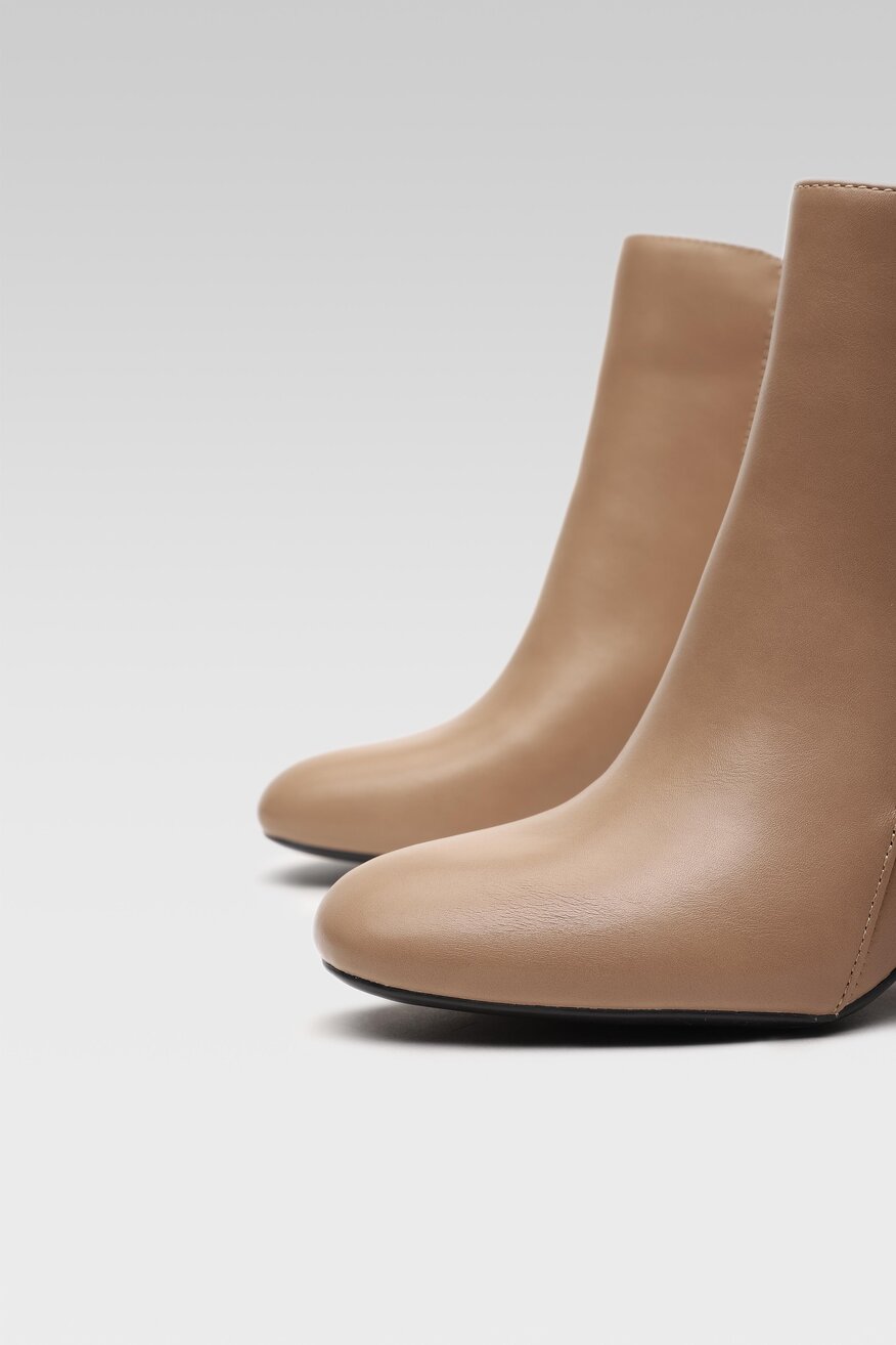 
                Jenny Fairy - Botki na obcasie beżowe - 5903698787381