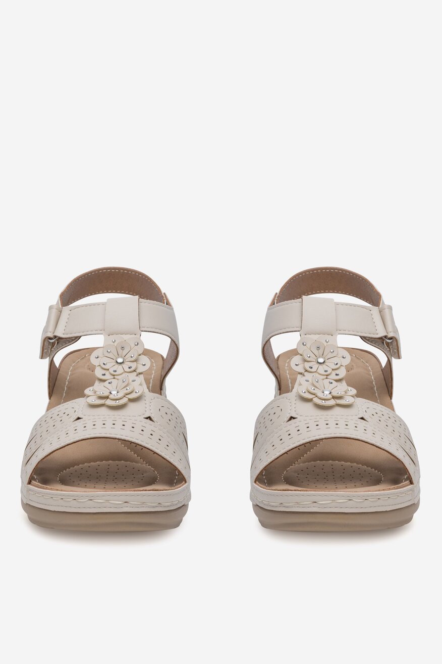 
                Clara Barson - Sandały na koturnie - 5905588580454