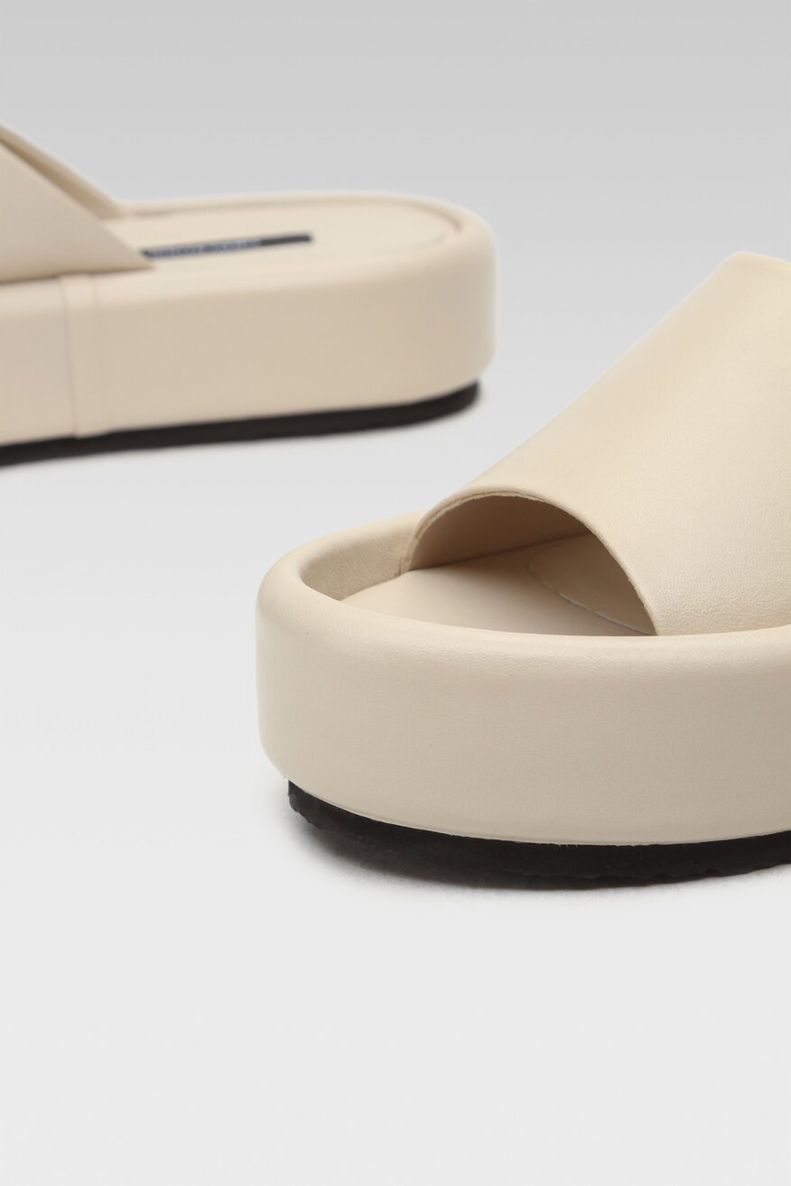 
                Gino Rossi - Klapki skórzane na platformie - 5904248565299