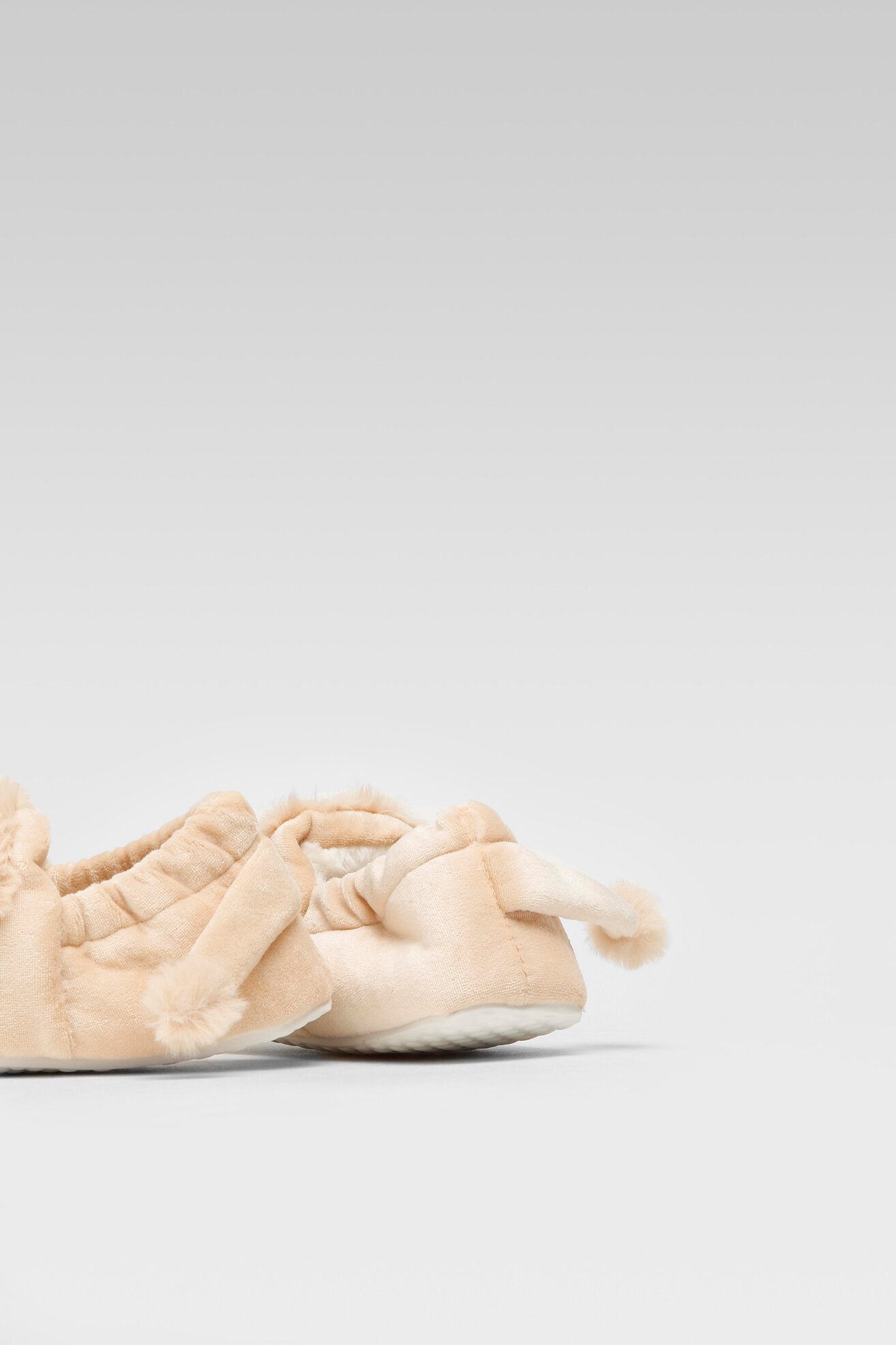 Kapcie Action Boy B12035 Beżowy