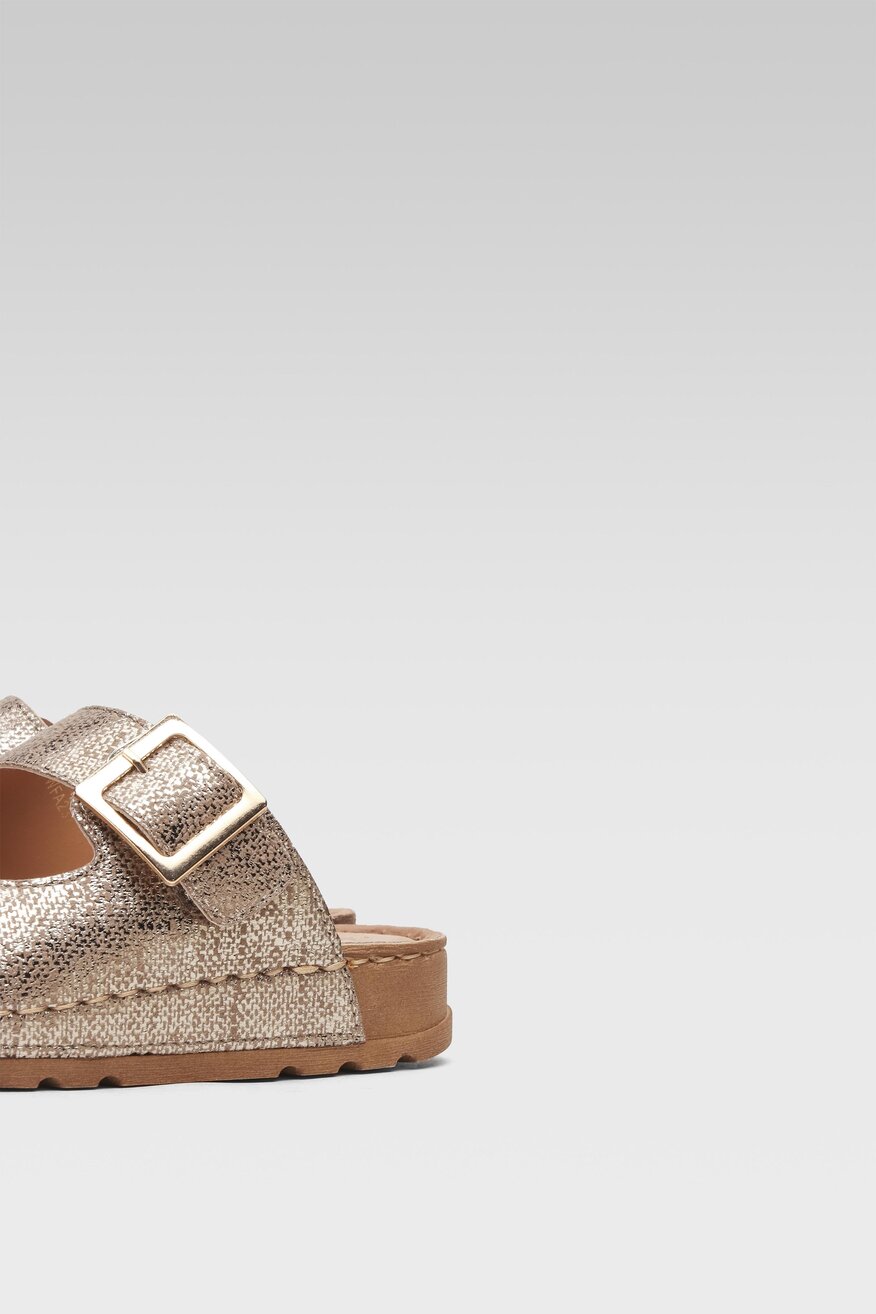 
                Clara Barson - Klapki złote - 5904862755137