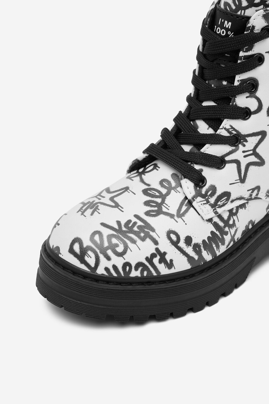 
                Боти DeeZee БЯЛ - 5906751276174