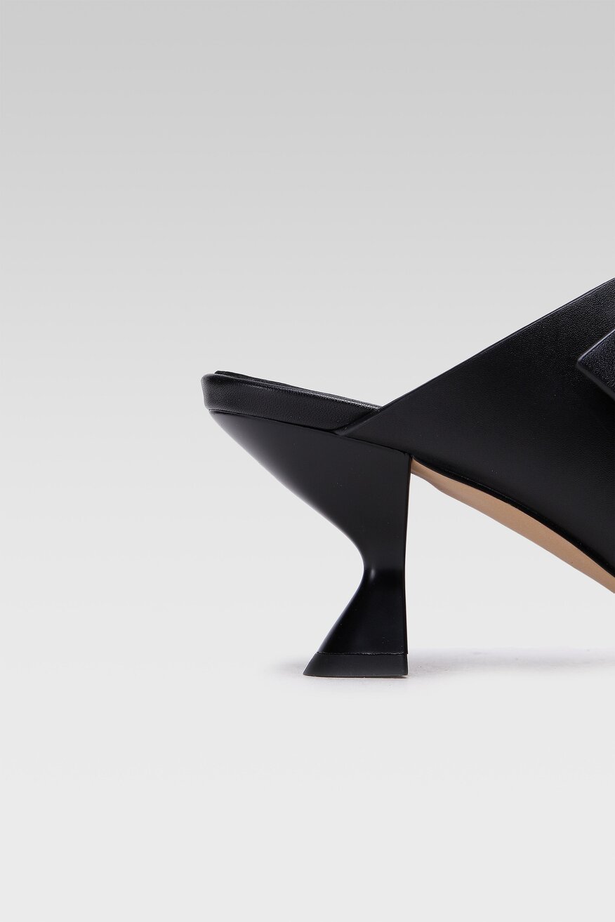 
                Badura - Klapki skórzane na obcasie - 5904248486280