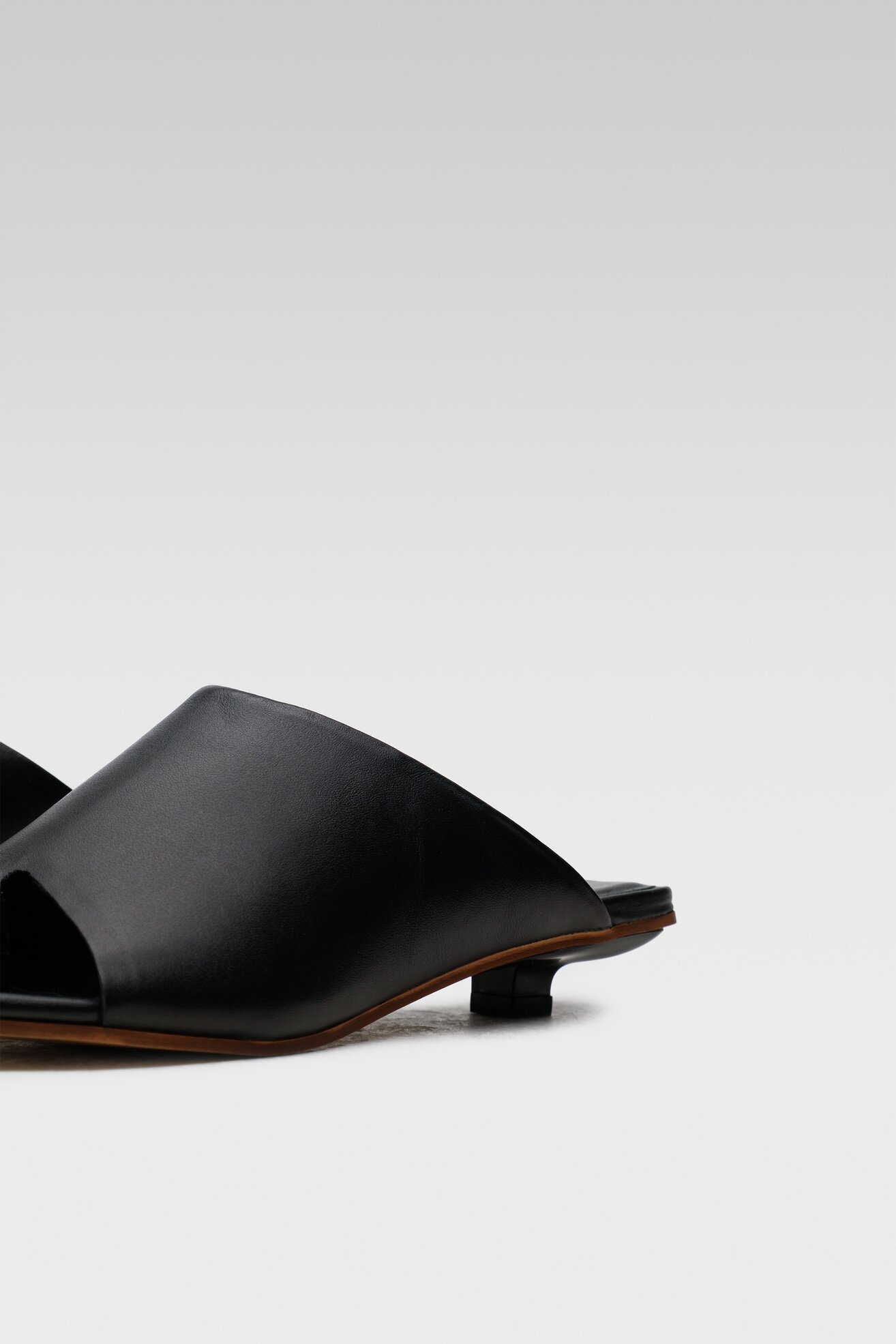 Klapki Gino Rossi 17120 Czarny