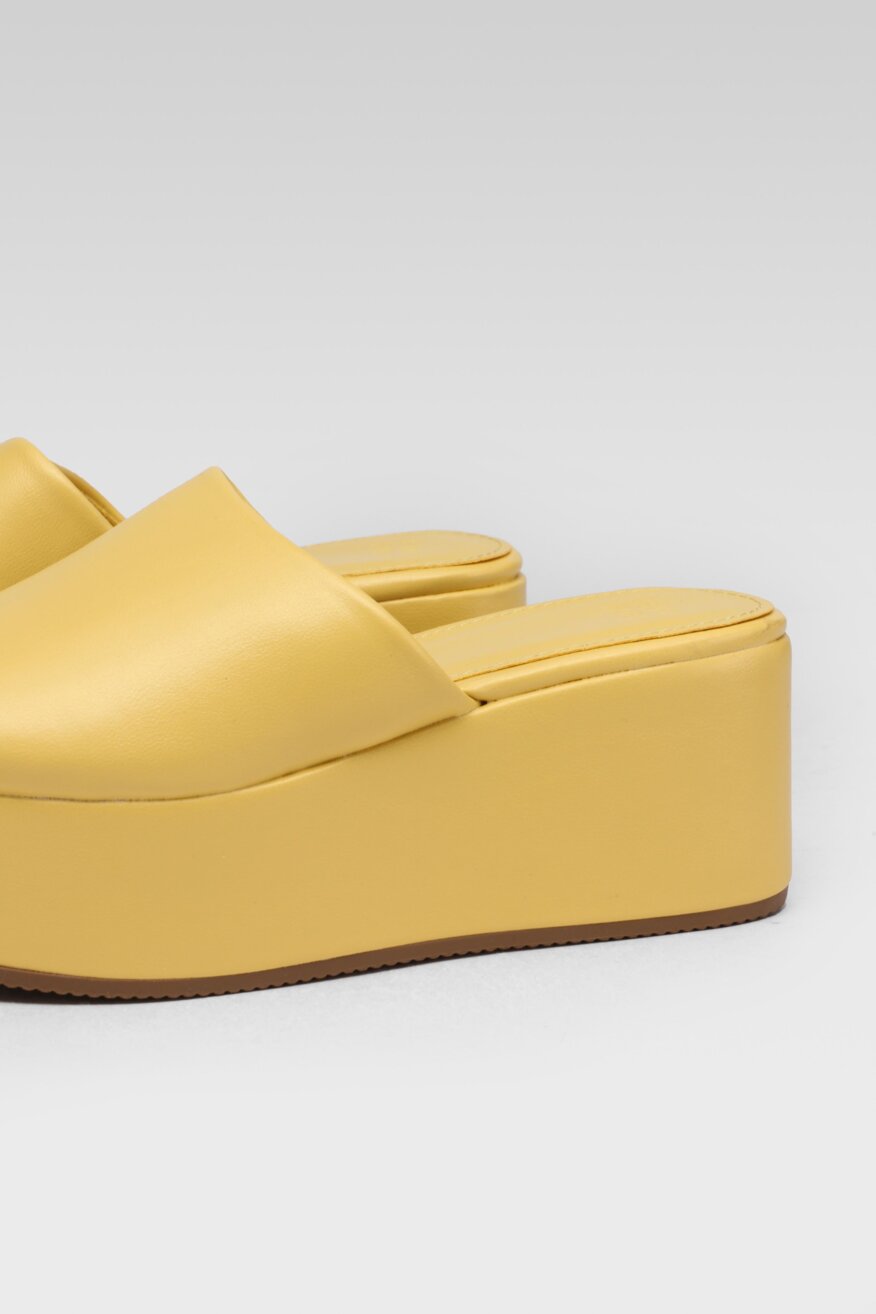 
                Jenny Fairy - Klapki na koturnie z platformą flatformy - 5903698707846