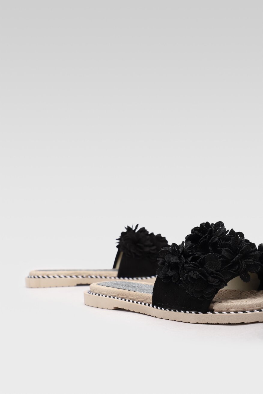 
                Bassano - Klapki z aplikacją czarne - 5903698648637