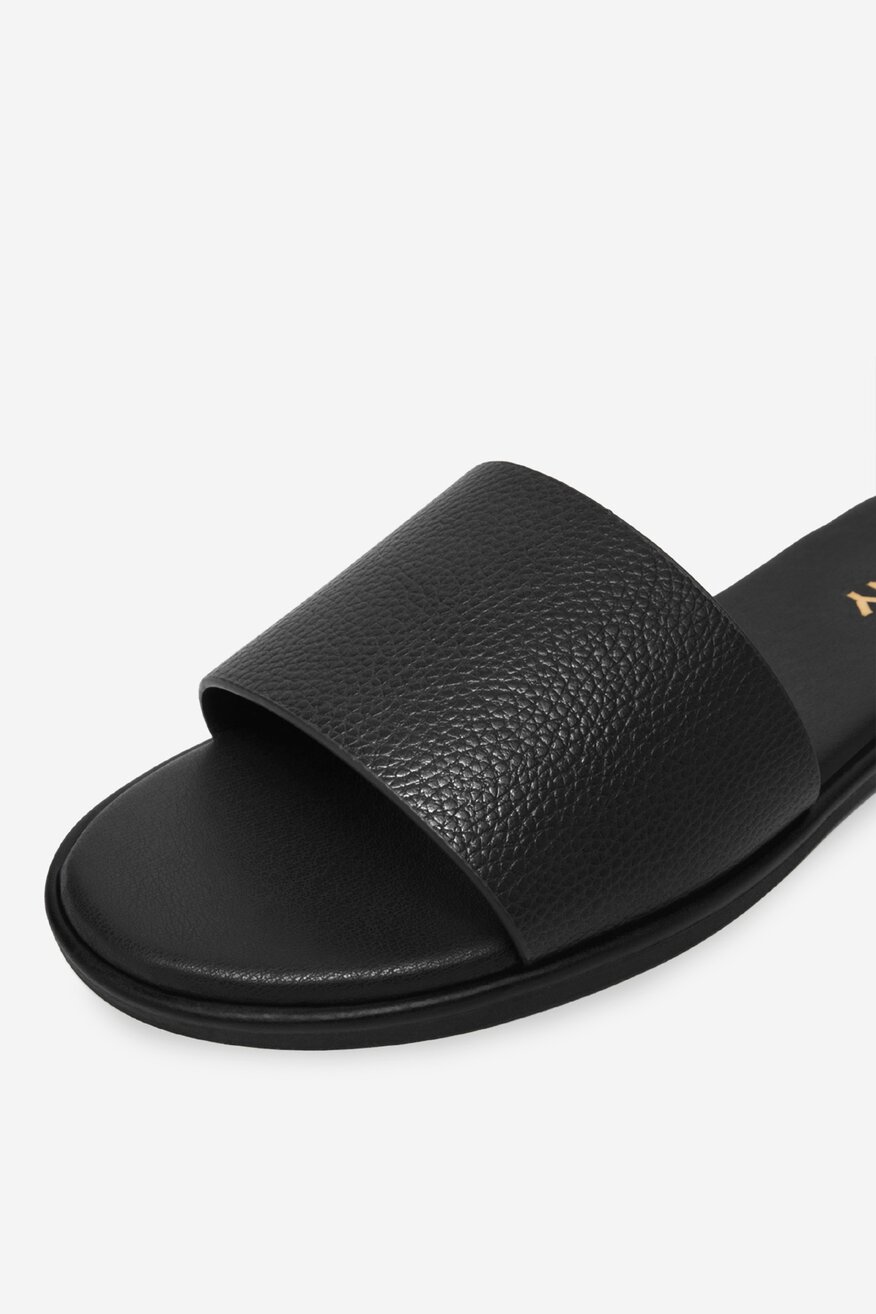 
                Шльопанець Jenny ЧОРНИЙ - 5906751905739