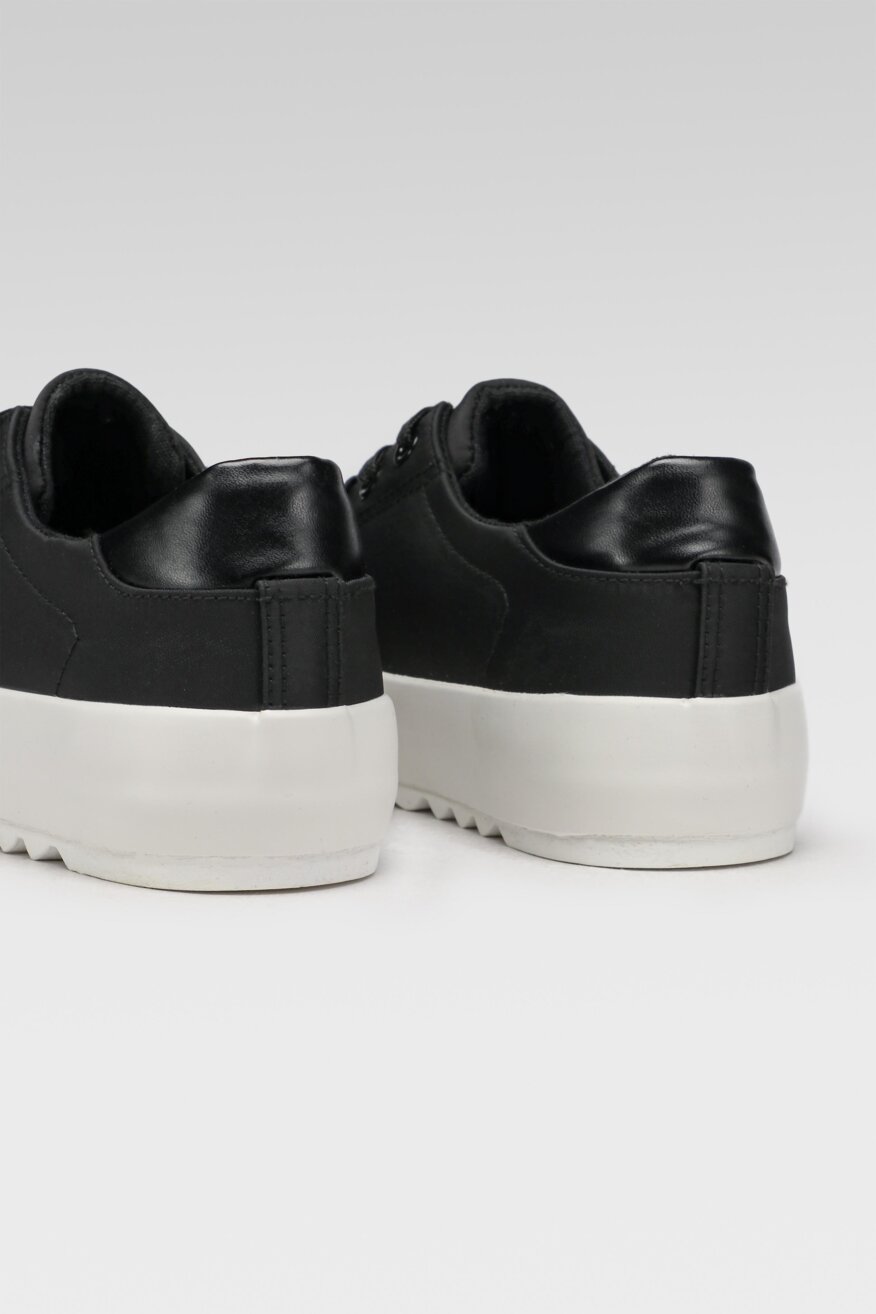 
                Jenny Fairy - Sneakersy czarne sznurowane - 5903698577555