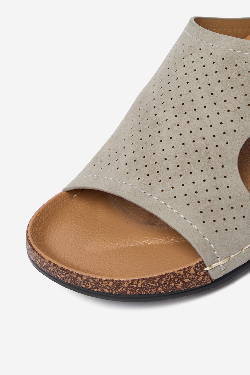 
                        Шльопанець Go Soft CEO-W25701 СІРИЙ - 5906751838211