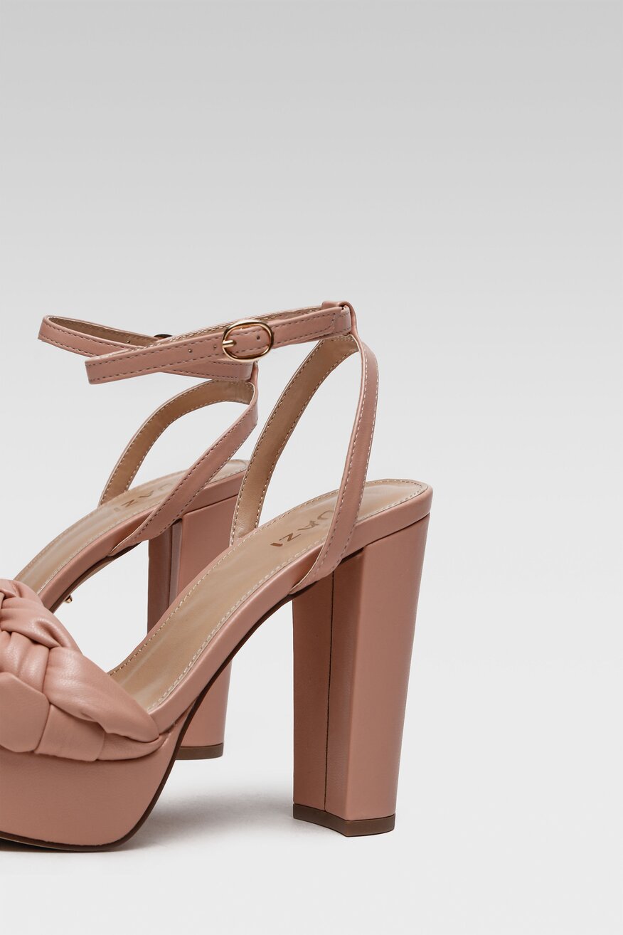 
                Quazi - Sandały różowe ze sprzączką - 5904248699383