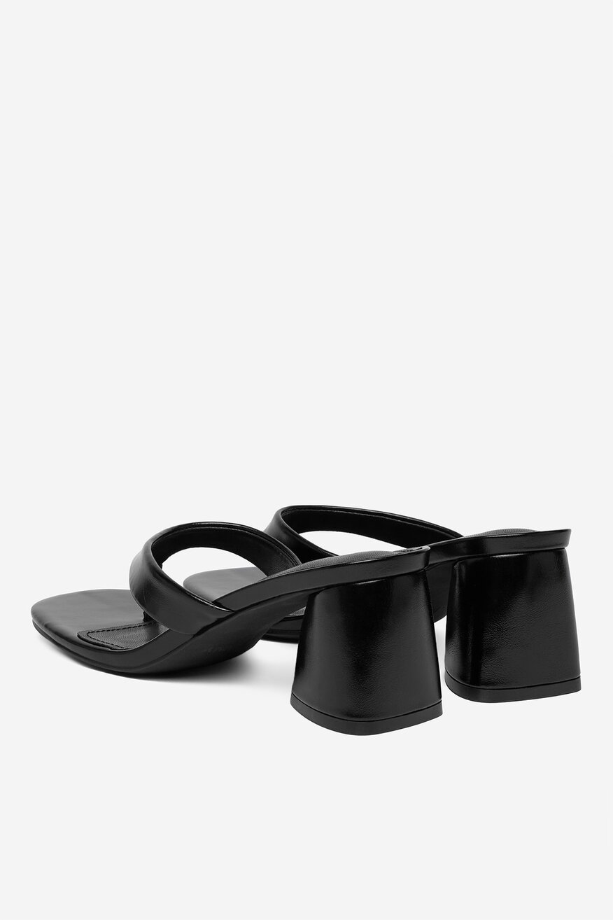 
                Шльопанець Jenny ЧОРНИЙ - 5906751905111