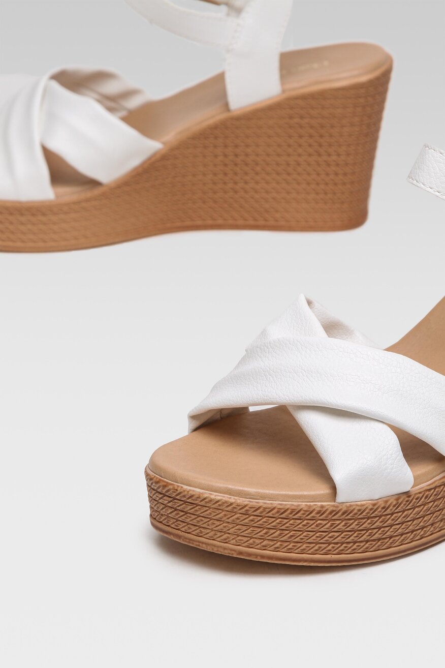 
                Clara Barson - Sandały białe - 5904862766874