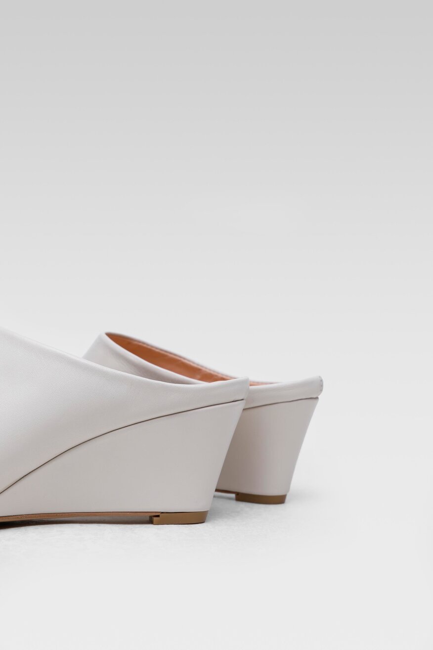 
                Badura - Skórzane klapki pastelowe - 5904248564674