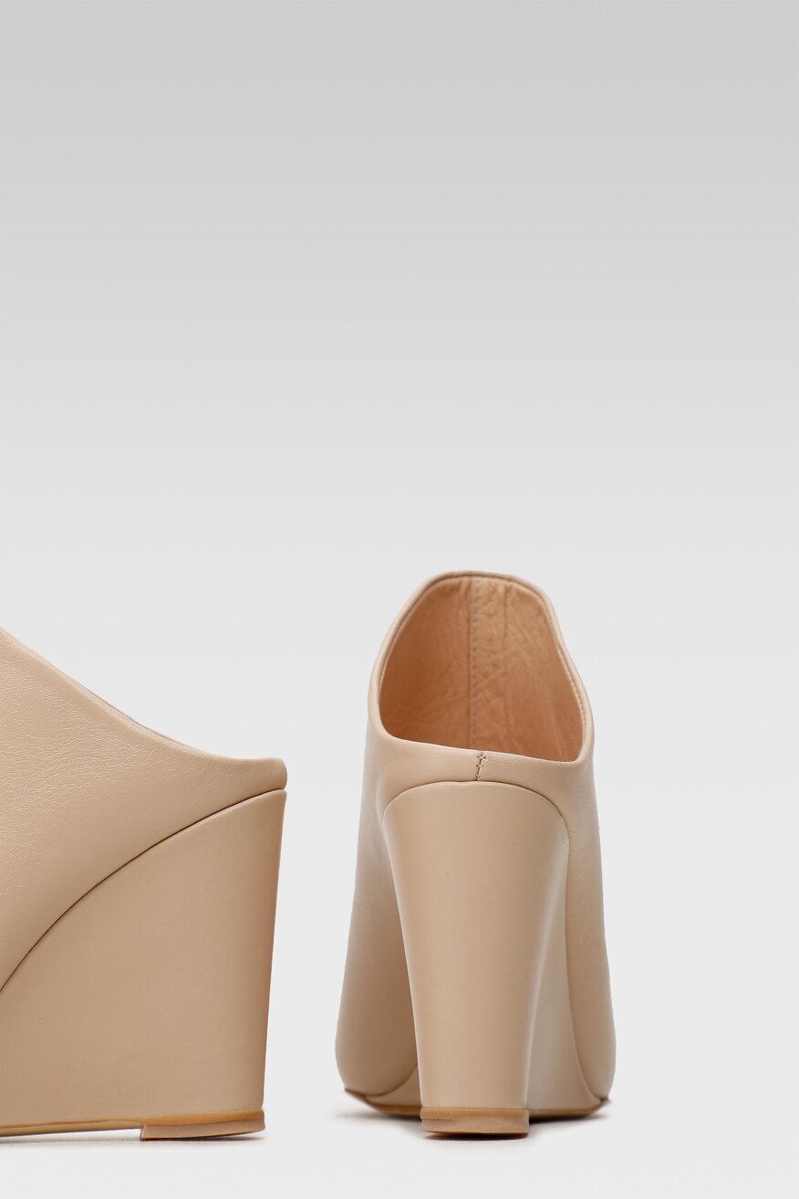 
                Badura - Klapki skórzane na koturnie - 5904248501280