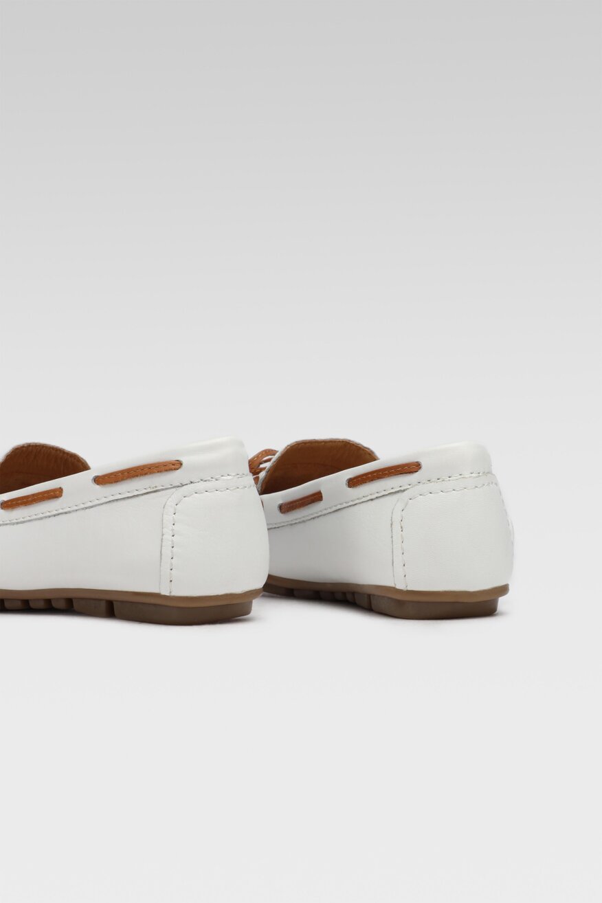 Lasocki - Skórzane półbuty z aplikacją - 5903698358963