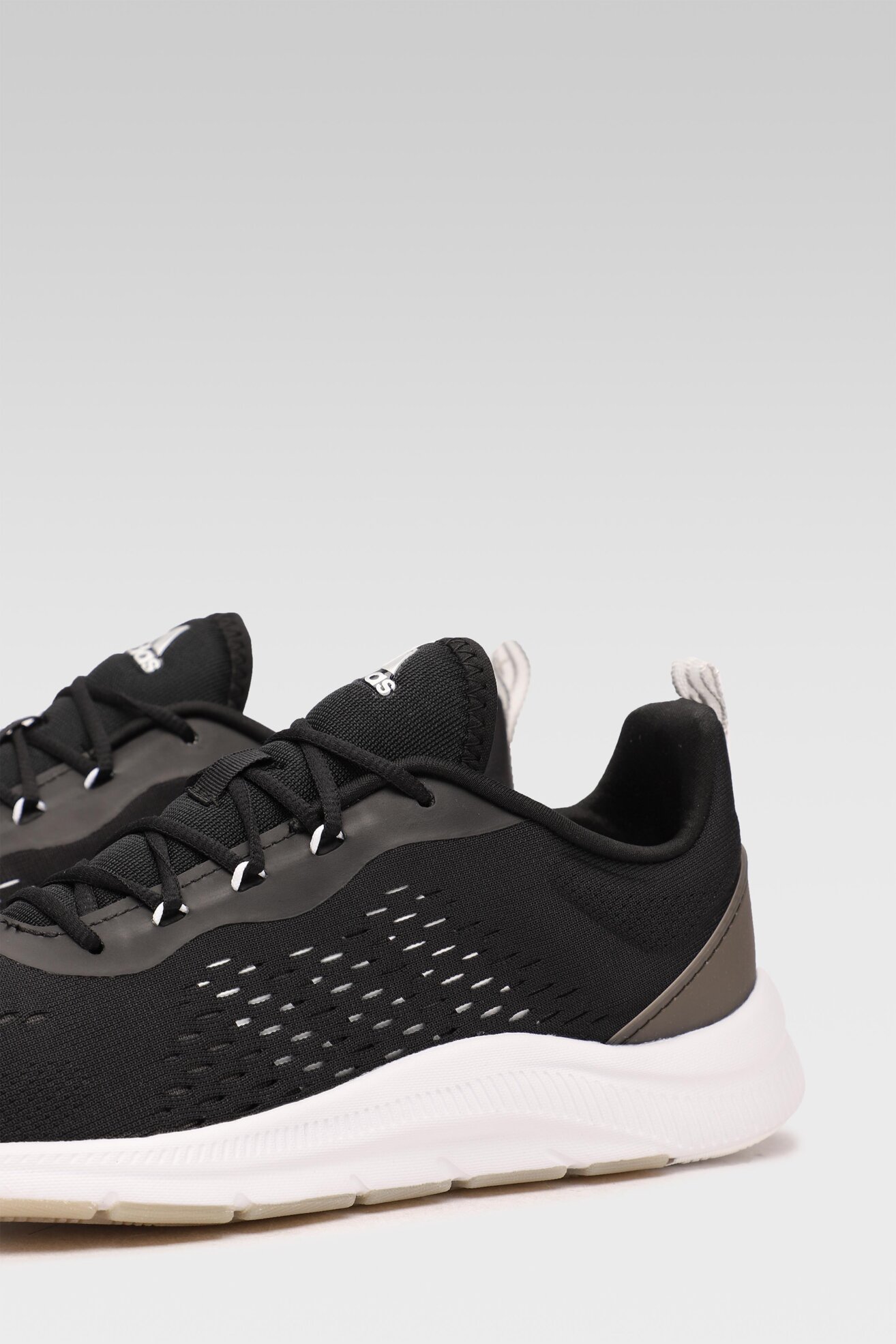 Obuwie sportowe adidas NOVAMOTION FW7305 Czarny