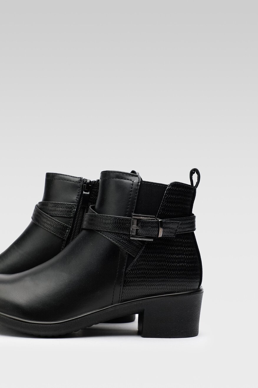 
                Clara Barson - Botki z klamrą - 5904862090108