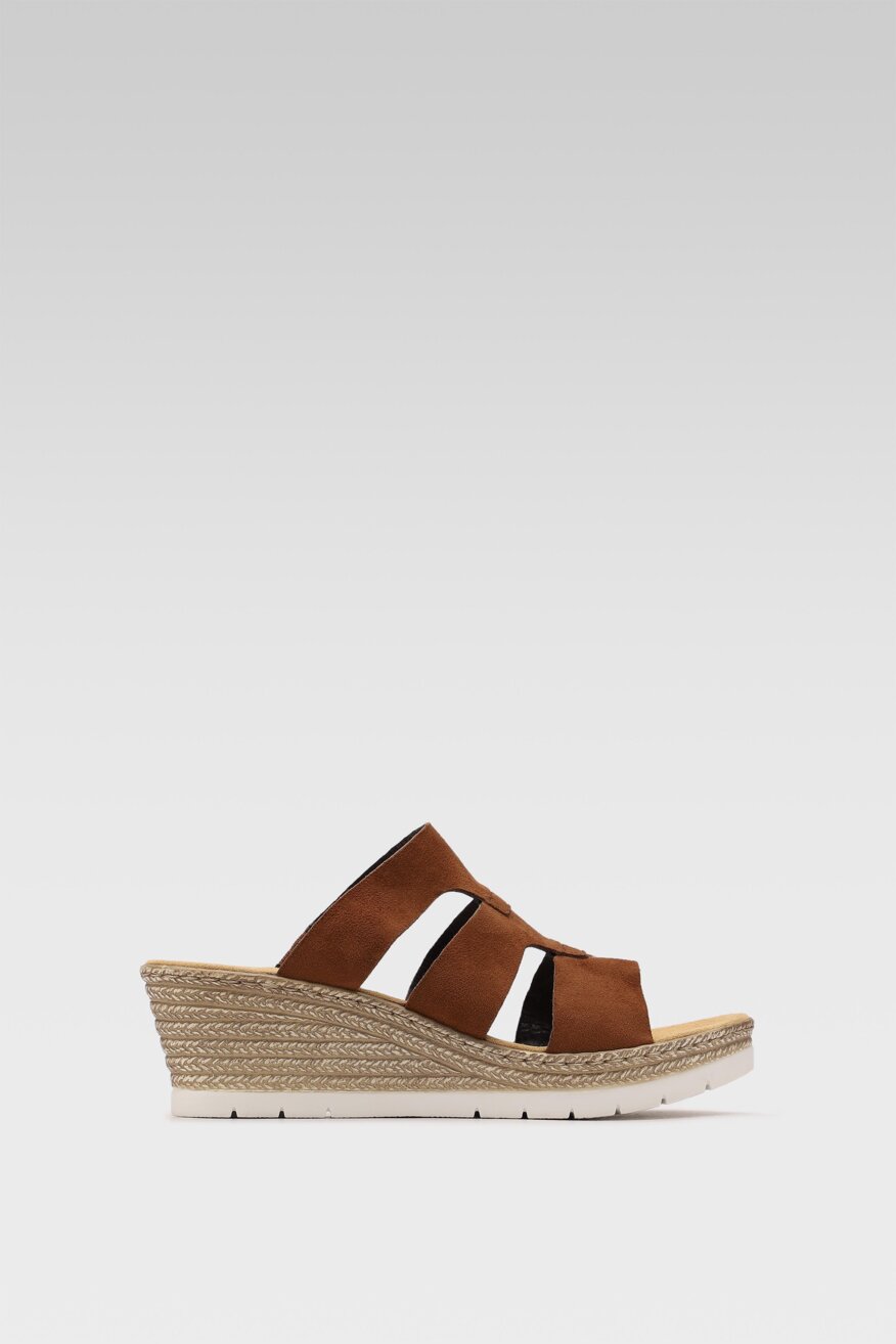 Rieker - Klapki na koturnie brązowe - 5903698647333