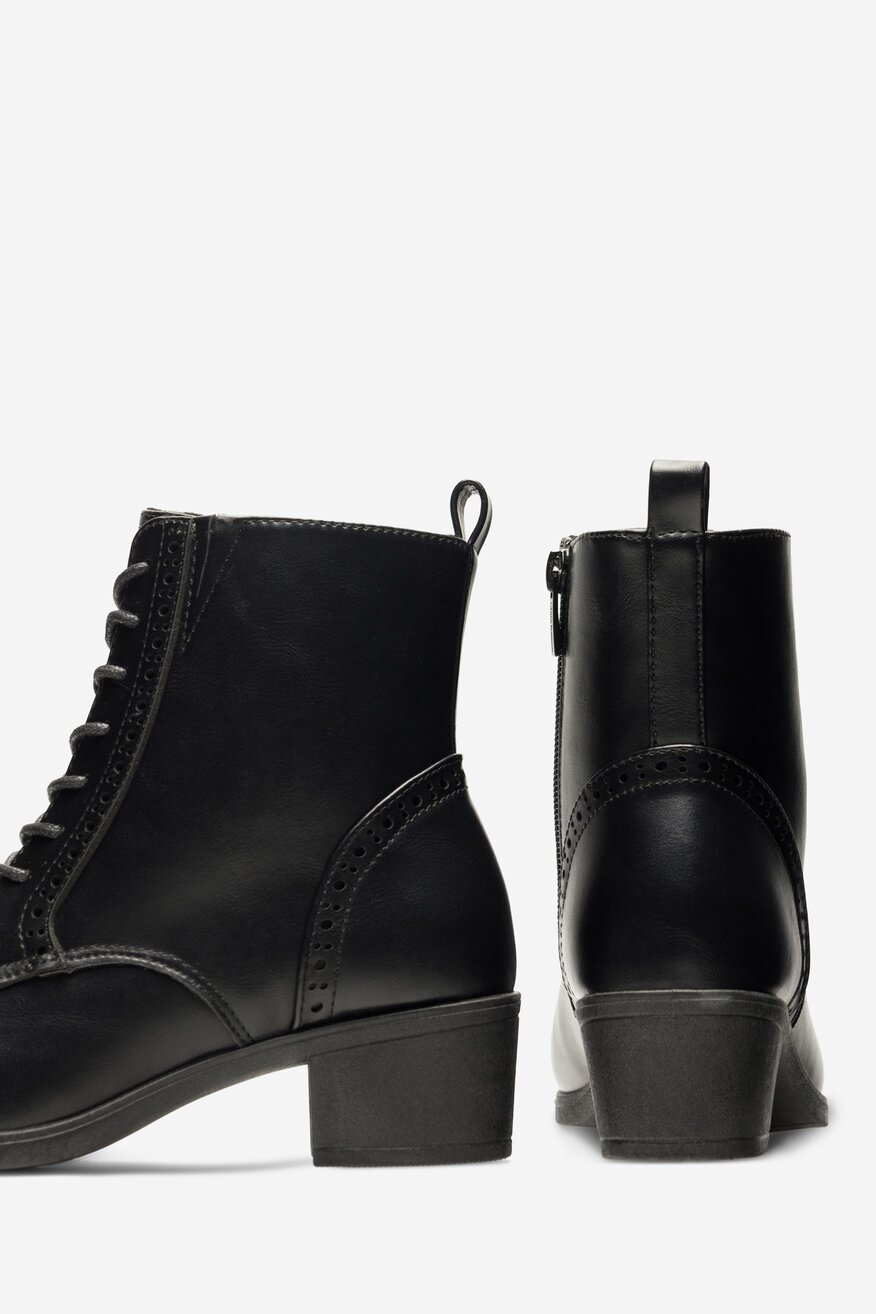 
                Clara Barson - Trzewiki na słupku - 5905588096962