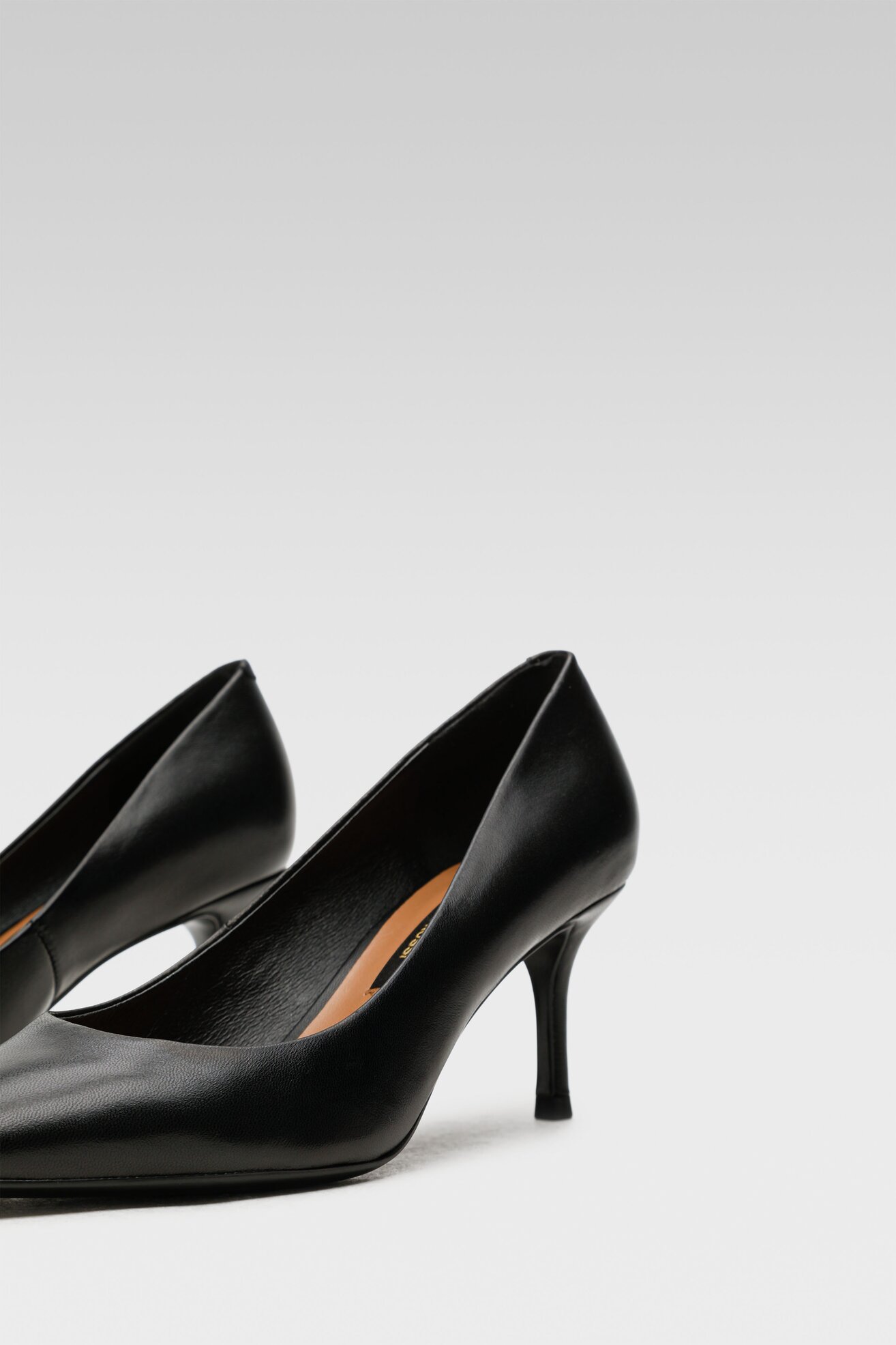 Cipele na štiklu Gino Rossi V255-03 CRNA