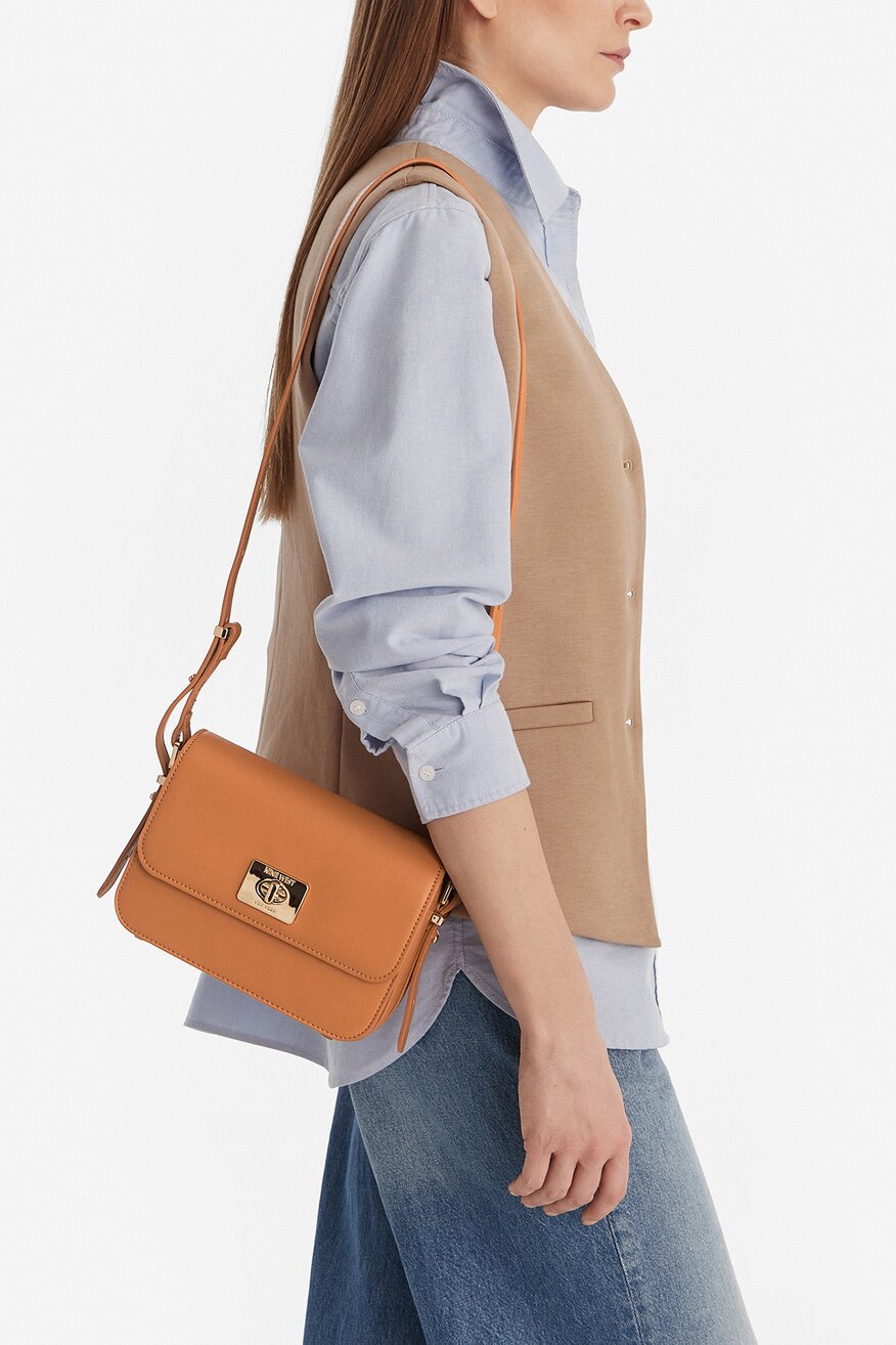 
                Дамска чанта NINE WEST КАМЕЛ - 5906751543450