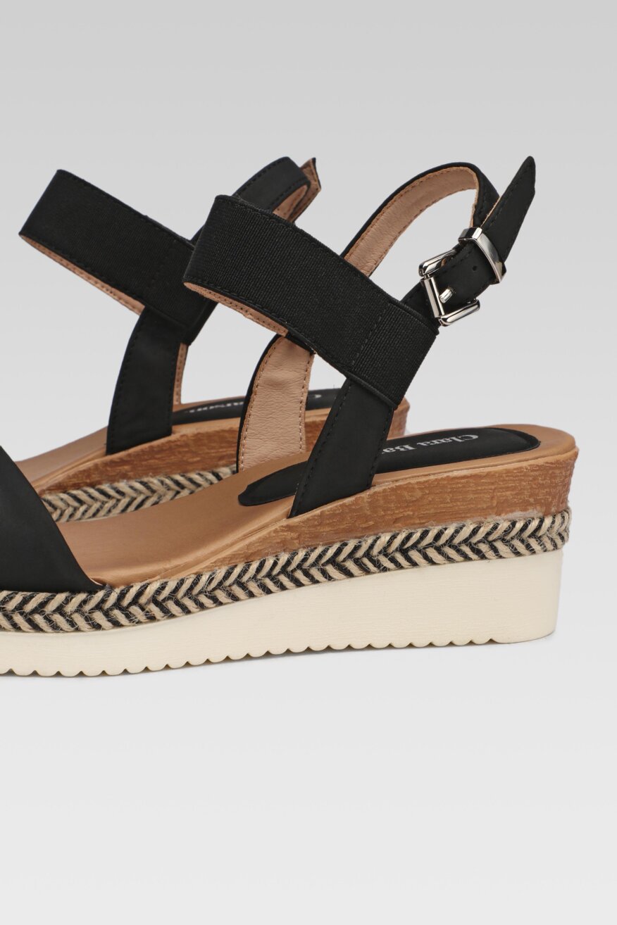 
                Clara Barson - Sandały na koturnie boho - 5903698688015